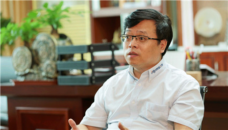 圖為海目星董事長趙盛宇接受《新能源1+1》視頻人物專訪節(jié)目組采訪