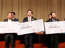 超威集團(tuán)在浙江省長興縣工業(yè)經(jīng)濟(jì)和科技創(chuàng)新大會(huì)上受到隆重表彰 摘得多項(xiàng)大獎(jiǎng)穩(wěn)居行業(yè)領(lǐng)軍地位